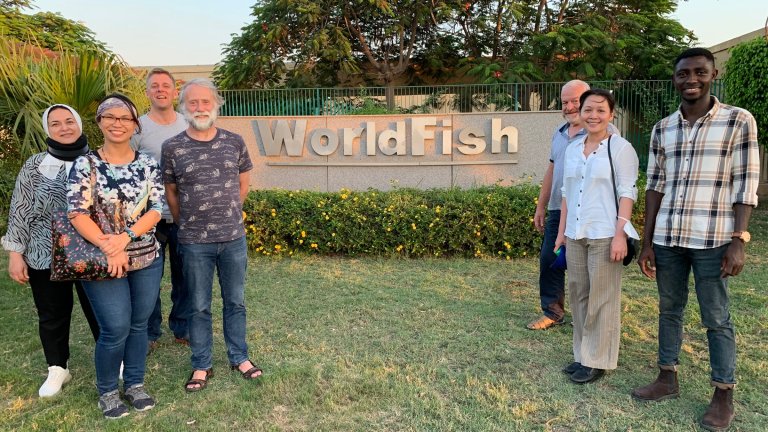 WorldFish-senteret i Egypt har vært et kunnskaps- og innovasjonssenter for studenter og fagpersoner innen akvakultur. Edgar Brun, Saraya Tavornpanich og Jacob Zornu presenterte Veterinærinstituttet. Foto: Jacob Zornu