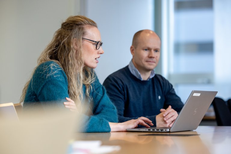 Bilde av Cecilie Sviland Walde og Bård Misund som ser på en PC. Foto: Eivind Senneset