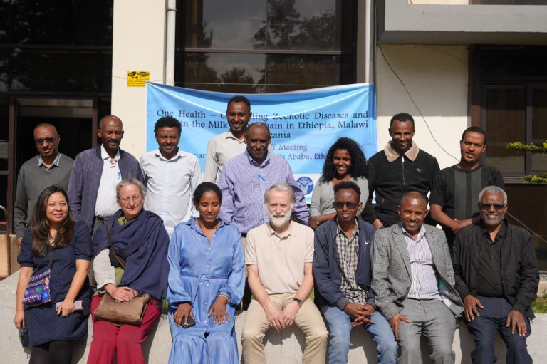 Workshop i AHRI i Etiopia januar 2025. Seniorrådgiver Mary Shrestha helt til venstre på første rad og teamleder Edgar Brun fjerde fra venstre på samme rad. Foto: AHRI